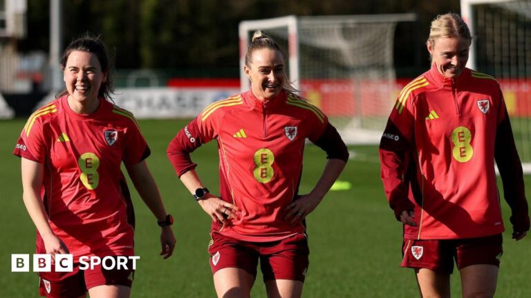 Wales' Esther Morgan, Rhiannon Roberts and Sophie Ingle in training this week