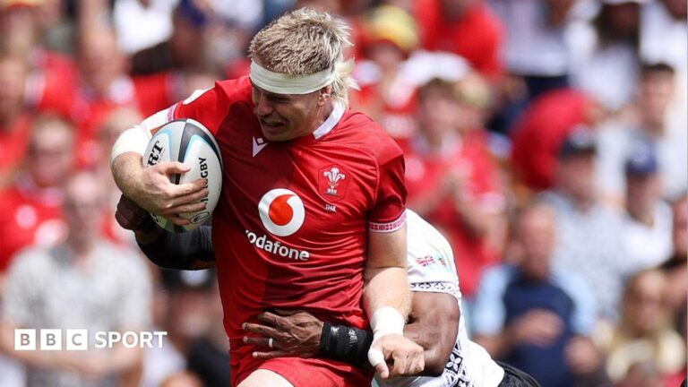 Aaron Wainwright carrying the ball