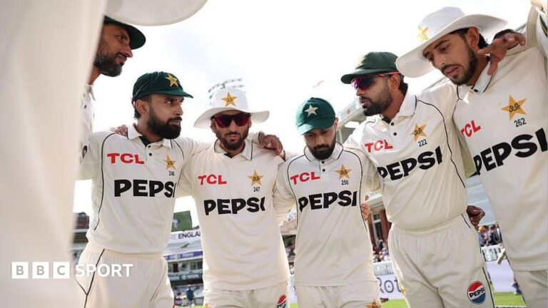 Pakistan players used to ‘chaos’ – interim head coach Mike Hesson The Pakistan team huddle during the second Test against England at Lord's